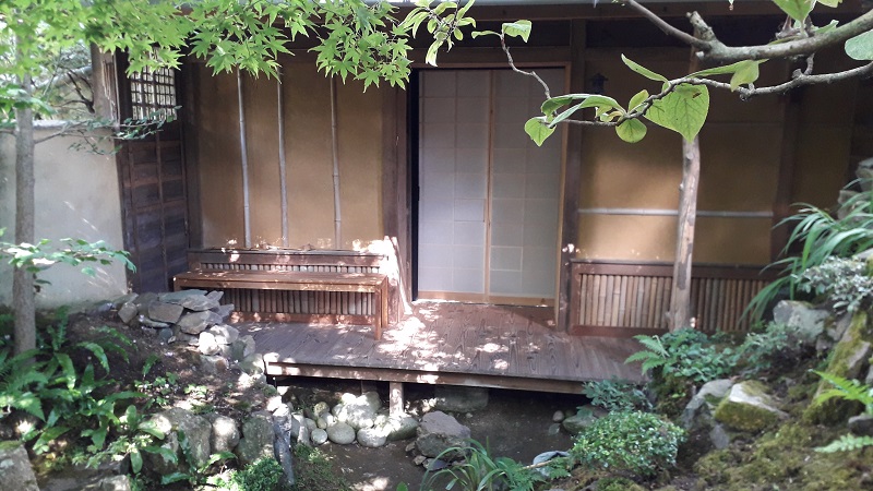 l’«engawa» : lieu intermédiaire entre pavillon et jardin de thé